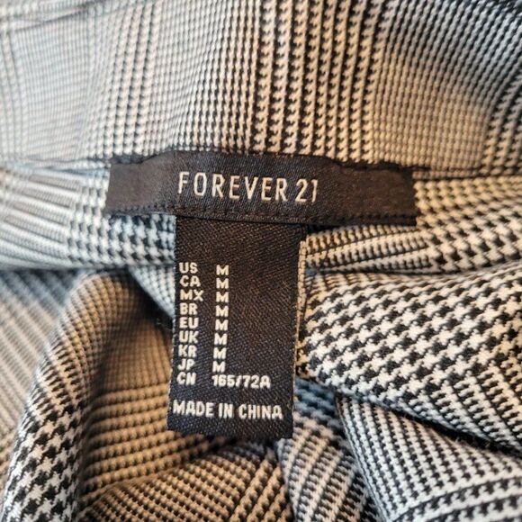 WOMEN"S FOREVER 21 SIDE ZIP CLOSURE SHORT - Picture 15 of 16